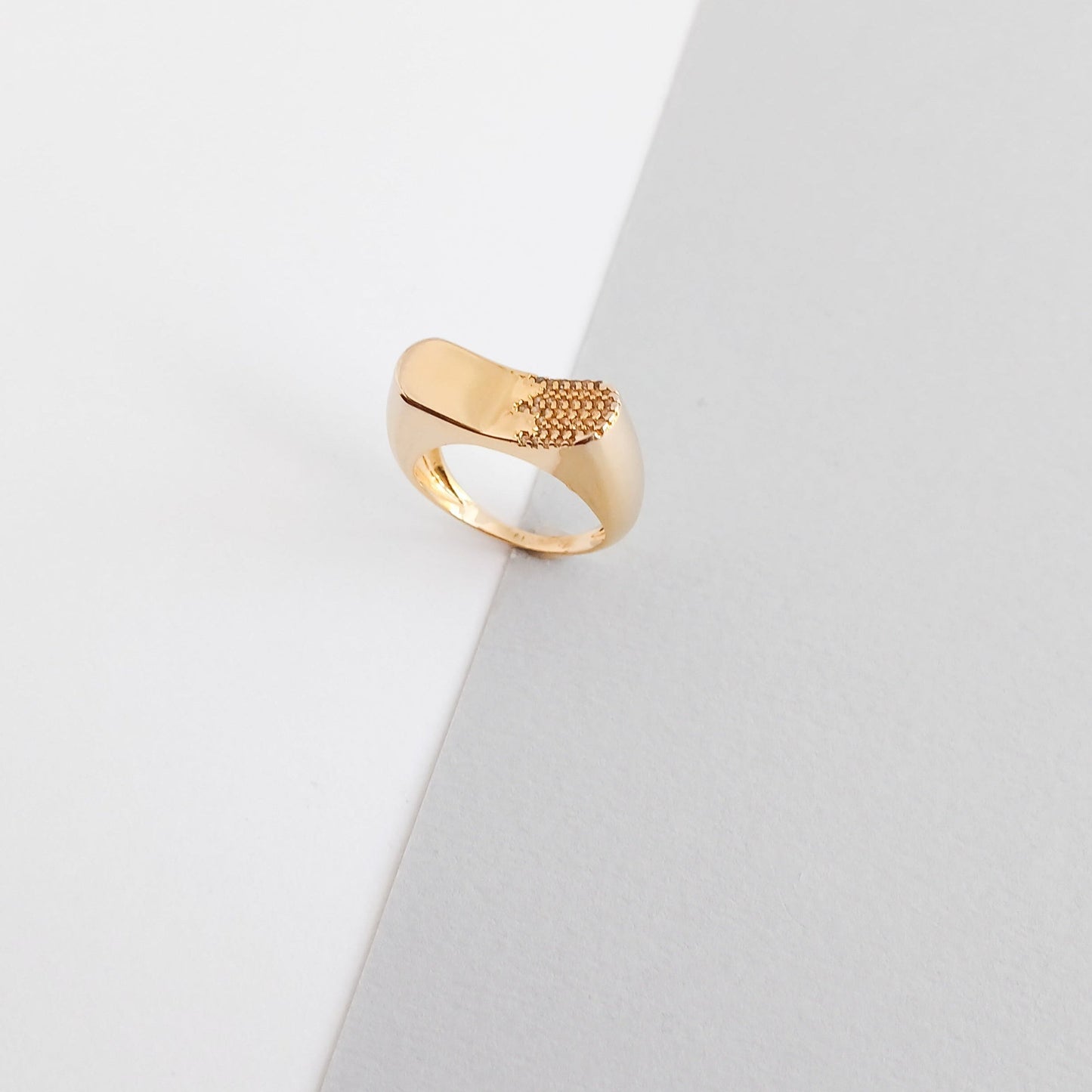 Anillo con sello de borde moderno