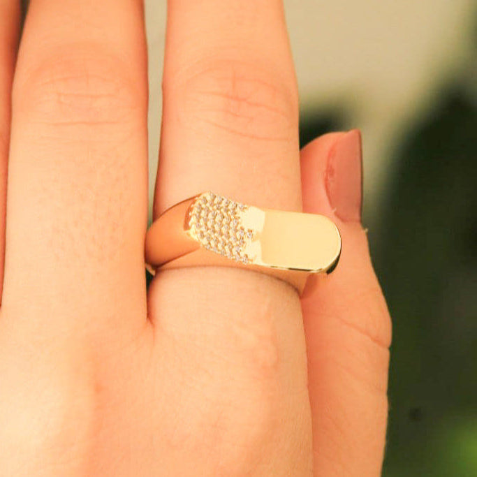 Anillo con sello de borde moderno