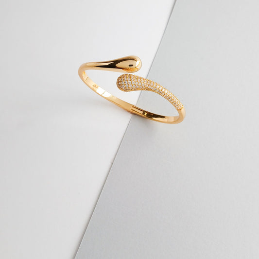 Brazalete con pavé de ondas doradas