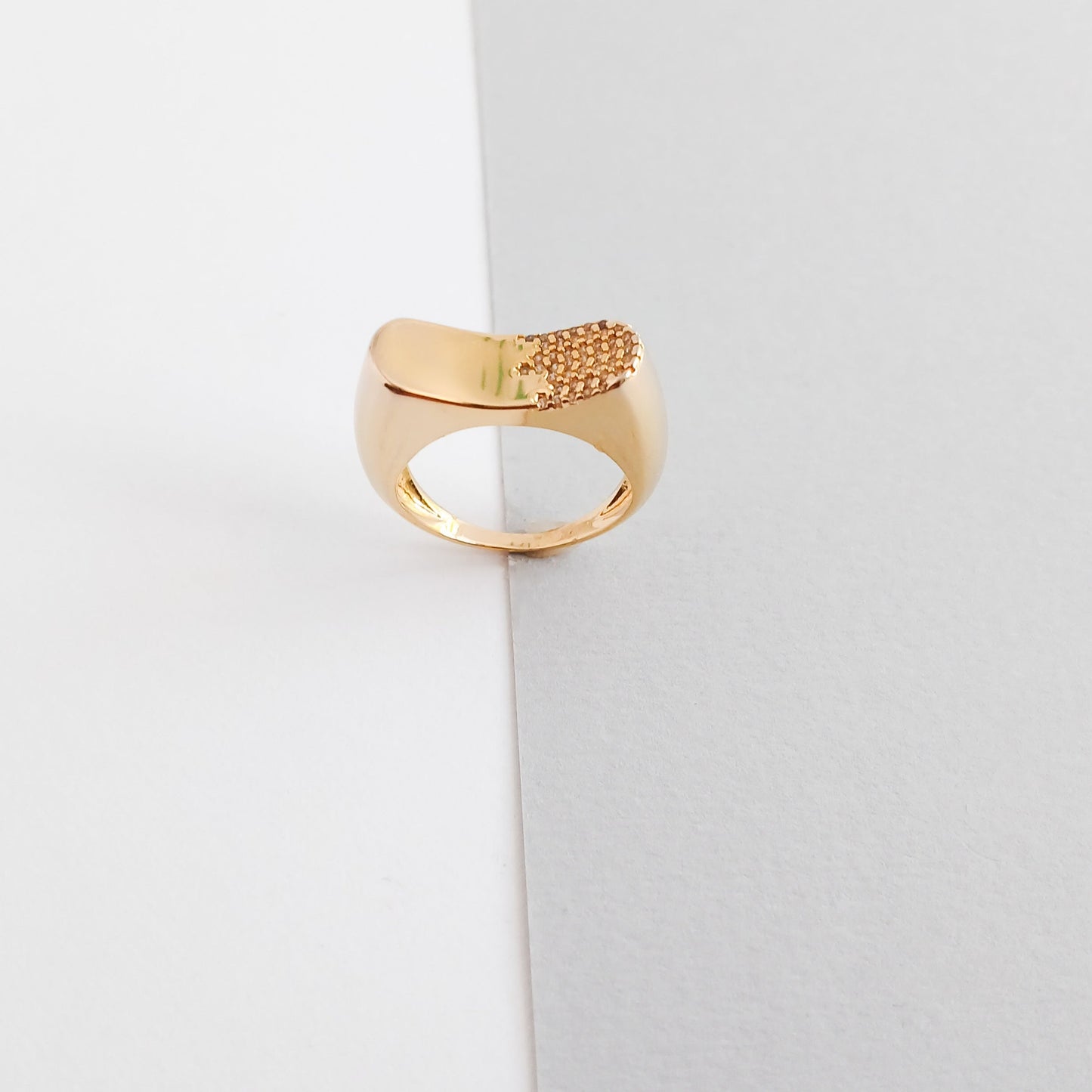 Anillo con sello de borde moderno
