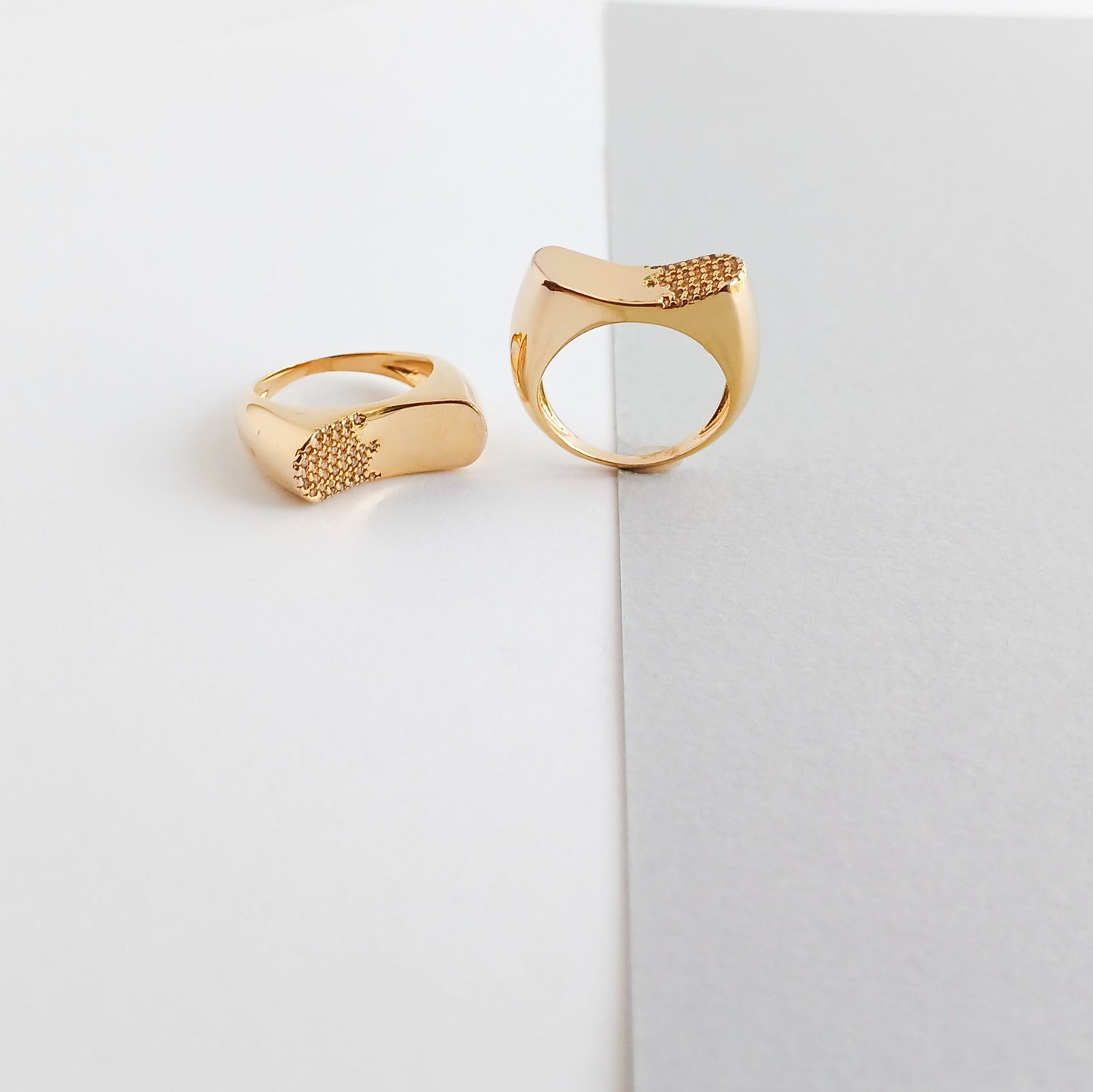 Anillo con sello de borde moderno