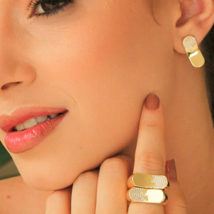 Anillo con sello de borde moderno